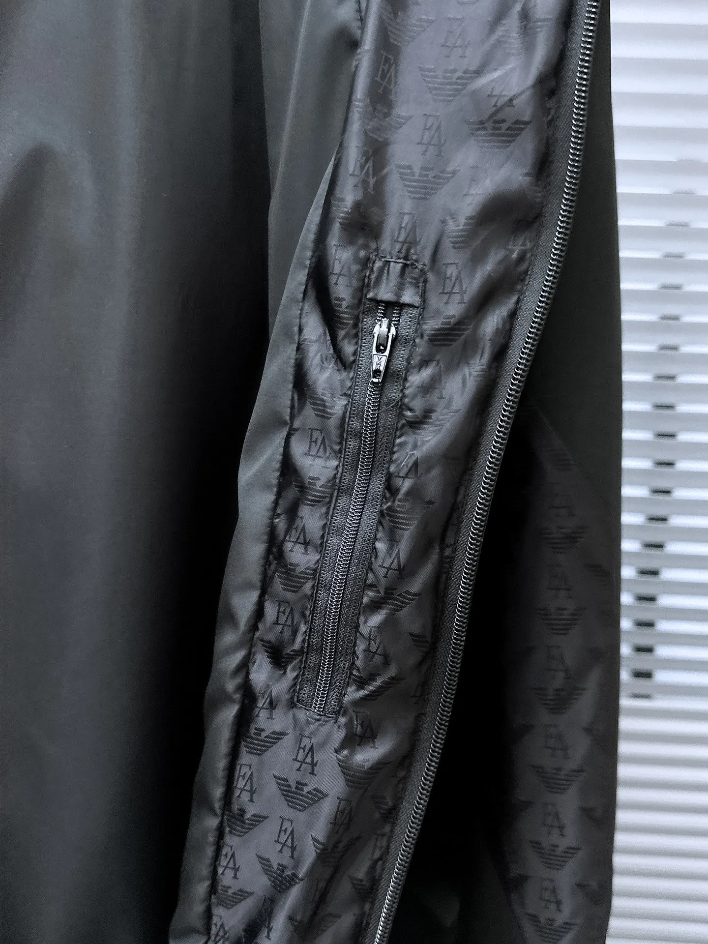 Armani official website Same Style, complete with three labels, on sale in advance. 2026 Autumn and Winter New Arrival men's jacket, Original with complete three labels, Premium version. Custom-made fabrics at the counter. Breathable, high comfort, impeccable details, brand element design concept, reflecting high quality. It feels delicate and soft, presents a casual cut, and has a great upper body shape. Sizes: M～3XL